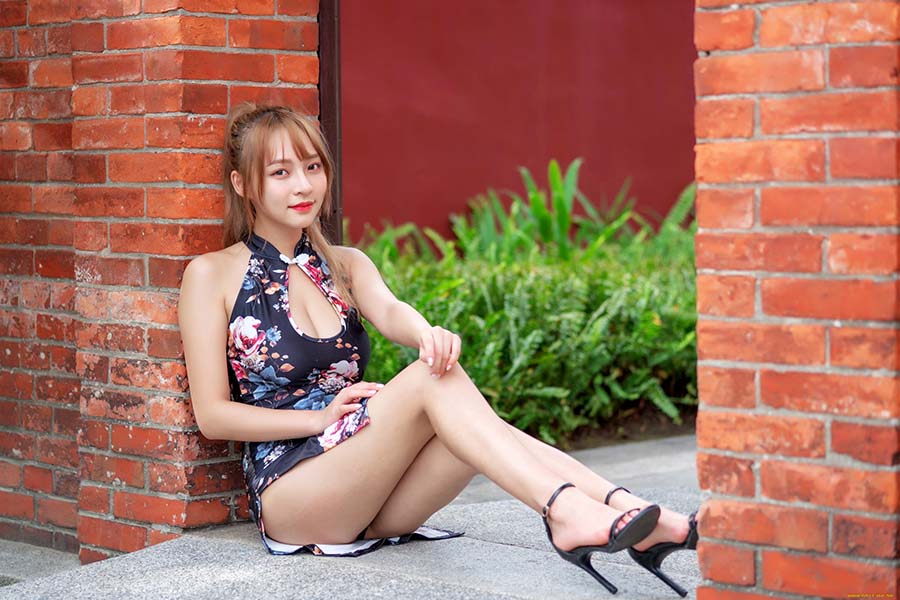 Girls in short dresses in Kunming