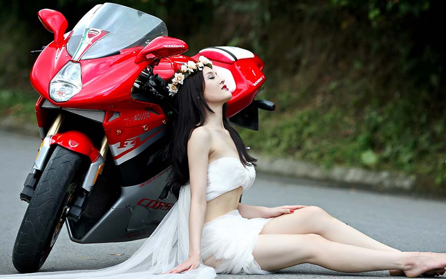Beautiful girls and motorcycles in Kunming