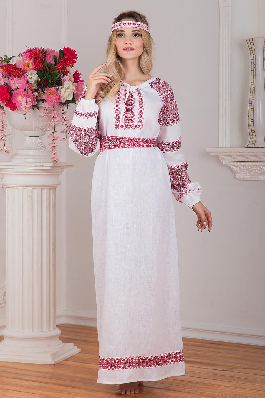 Women in Slavic costumes in Kunming