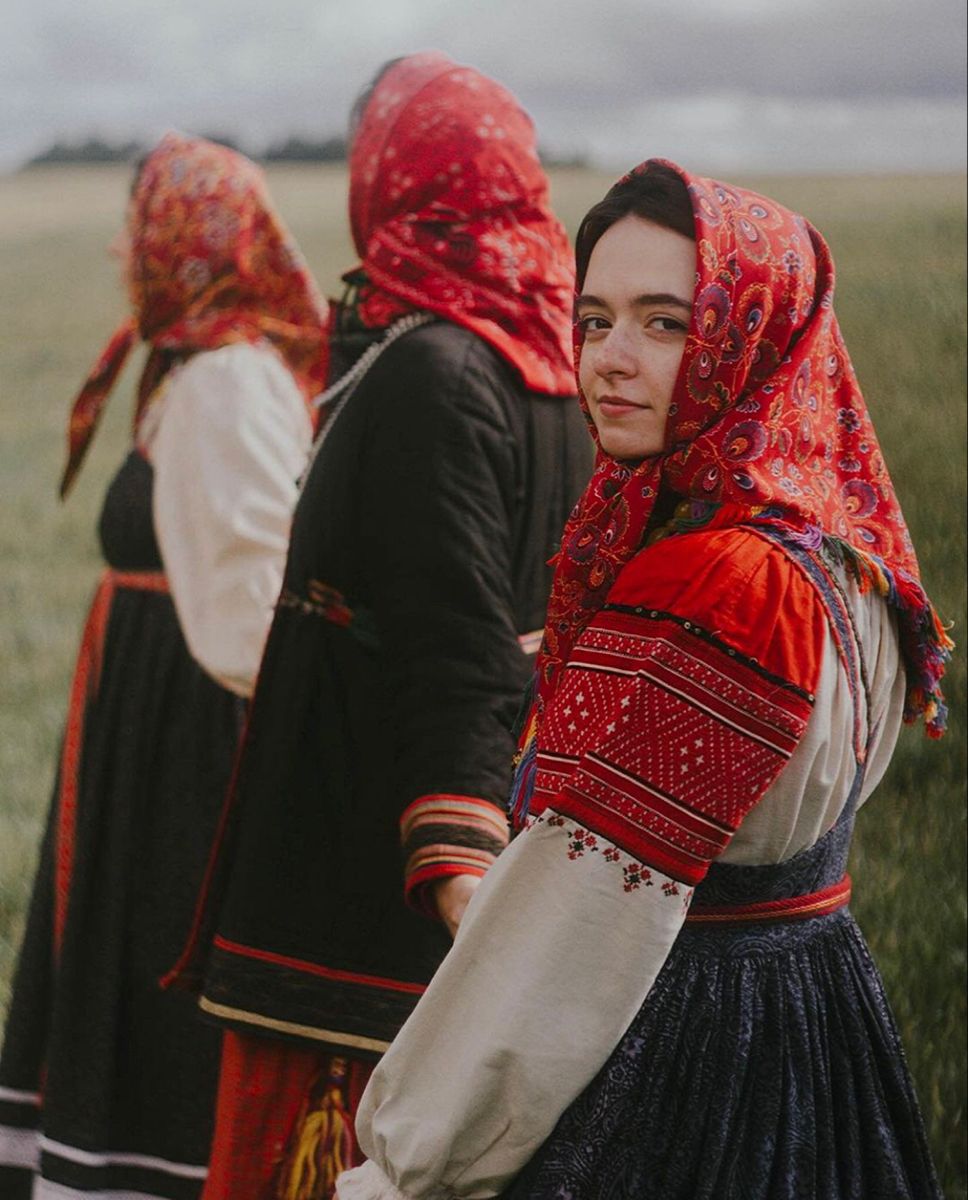 Women in Slavic costumes in Kunming