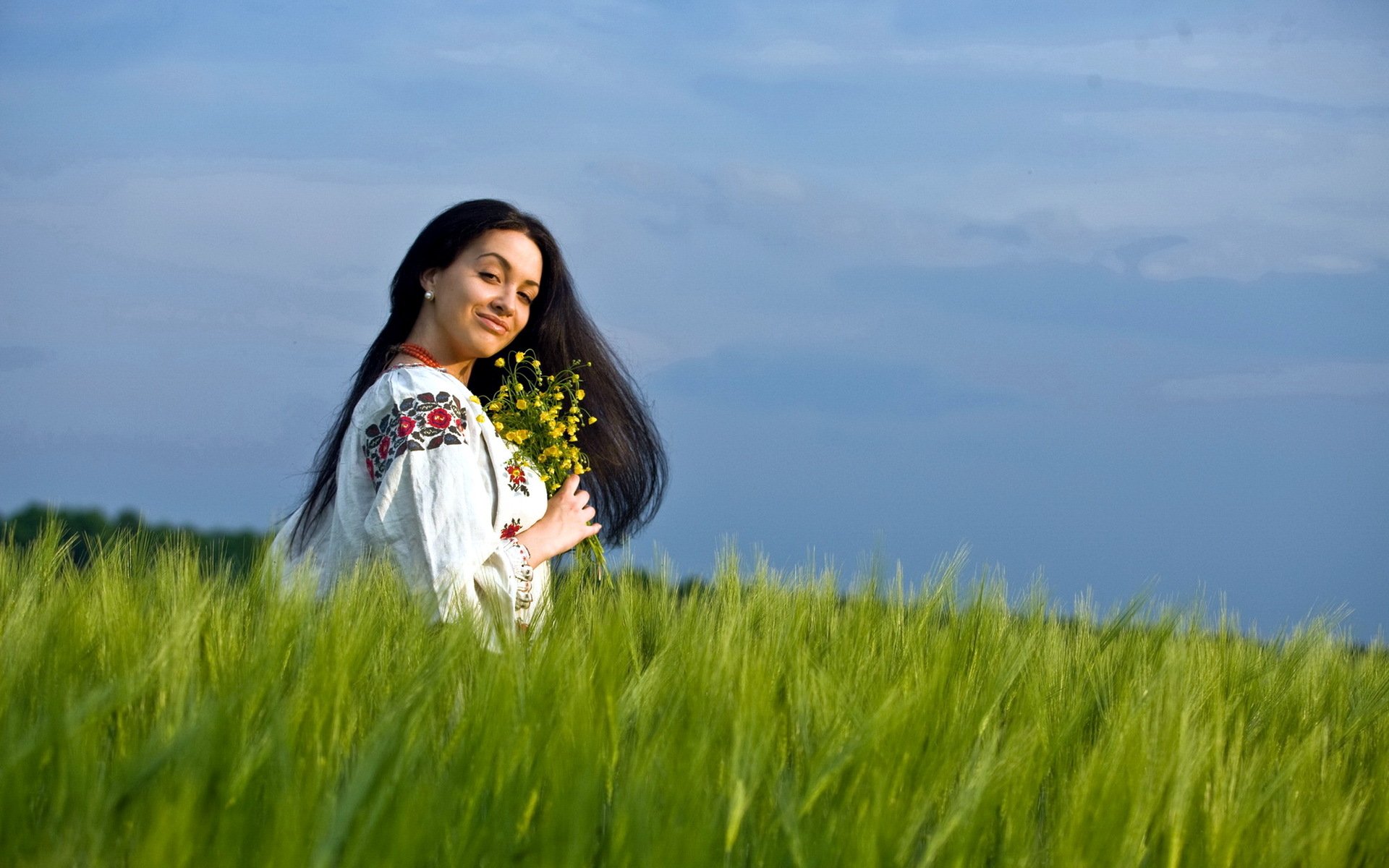 Girls in Slavic costumes in Kunming