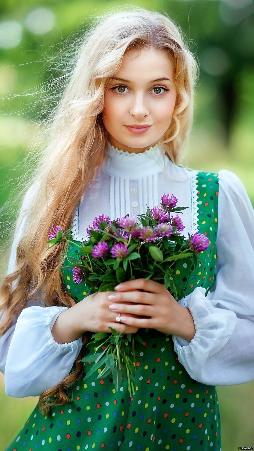 Girls in Slavic costumes in Kunming